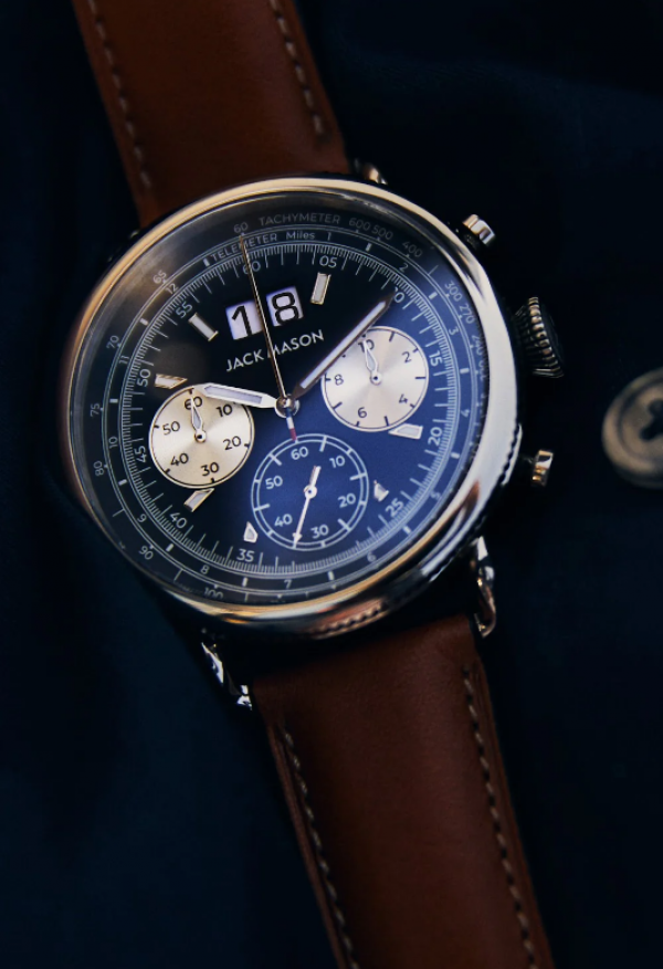 Jam Aviator dengan fitur chronograph